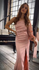 Różowa asymetryczna sukienka maxi z koronkowym metalicznym rękawem i wycięciem w talii