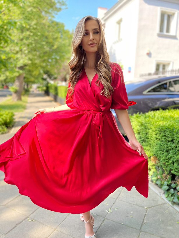 Czerwona satynowa sukienka maxi z bufiastymi rękawami